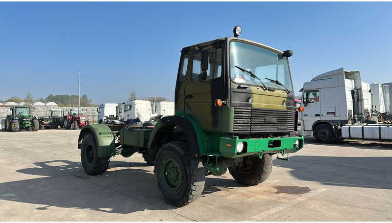 Iveco Magirus 110 - 16 (4X4 / 57000 KM / LAMES / GRAND PONT / 6 CYLINDRES EN LIGNE !! / MANUAL PUMP) - Fahrgestell LKW: das Bild 3 Iveco Magirus 110 - 16 (4X4 / 57000 KM / LAMES / GRAND PONT / 6 CYLINDRES EN LIGNE !! / MANUAL PUMP) - Fahrgestell LKW: das Bild 3