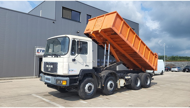 MAN 32.372 (BIG AXLE / STEEL SUSPENSION / MANUAL PUMP / 6 CYLINDER) - Kipper: das Bild 1 MAN 32.372 (BIG AXLE / STEEL SUSPENSION / MANUAL PUMP / 6 CYLINDER) - Kipper: das Bild 1