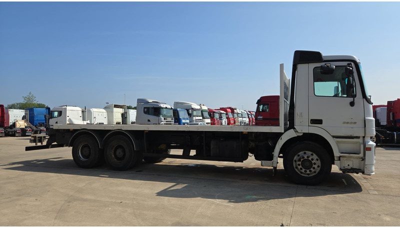 Mercedes-Benz Actros 2636 (6X4 / LAMES / GRAND PONT / MP2 / STEEL SUSP. / BOITE MANUELLE / MANUAL GEARBOX / 9M CHASSIS !!!) - Pritsche LKW: das Bild 4 Mercedes-Benz Actros 2636 (6X4 / LAMES / GRAND PONT / MP2 / STEEL SUSP. / BOITE MANUELLE / MANUAL GEARBOX / 9M CHASSIS !!!) - Pritsche LKW: das Bild 4