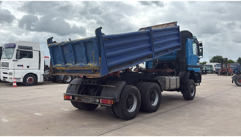 Mercedes-Benz actros 3340 (6X6 / BOITE MANUELLE /MANUAL GEARBOX / 3 PONTS / V6 / MP1) - Kipper: das Bild 5 Mercedes-Benz actros 3340 (6X6 / BOITE MANUELLE /MANUAL GEARBOX / 3 PONTS / V6 / MP1) - Kipper: das Bild 5