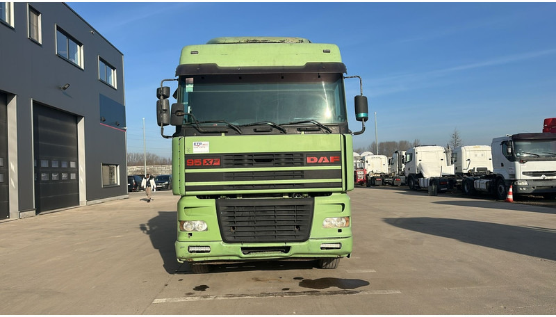 DAF XF 95.430 (EURO 2 / MANUAL PUMP / POMPE MANUELLE / BOITE MANUELLE) - Sattelzugmaschine: das Bild 4 DAF XF 95.430 (EURO 2 / MANUAL PUMP / POMPE MANUELLE / BOITE MANUELLE) - Sattelzugmaschine: das Bild 4
