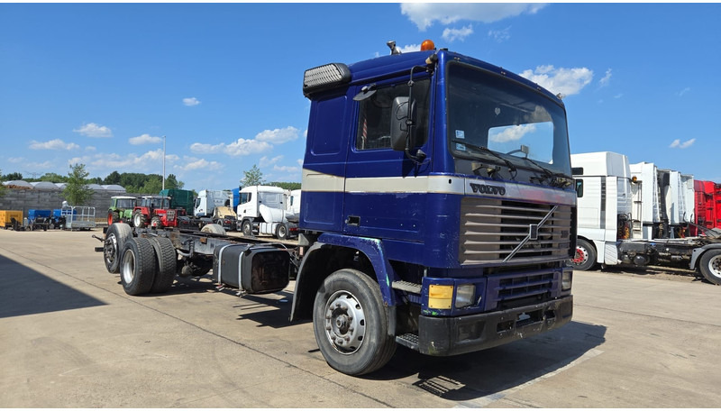 Volvo F 12 - 360 (FULL STEEL SUSPENSION / MANUAL PUMP / SUSP. LAMES / 6X2) - Fahrgestell LKW: das Bild 3 Volvo F 12 - 360 (FULL STEEL SUSPENSION / MANUAL PUMP / SUSP. LAMES / 6X2) - Fahrgestell LKW: das Bild 3