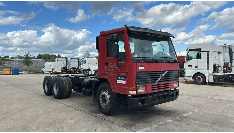 Volvo FL 7 - 260 (6X4 / LAMES / POMPE MANUELLE / MANUAL PUMP / STEEL SUSP.) - Fahrgestell LKW: das Bild 2 Volvo FL 7 - 260 (6X4 / LAMES / POMPE MANUELLE / MANUAL PUMP / STEEL SUSP.) - Fahrgestell LKW: das Bild 2