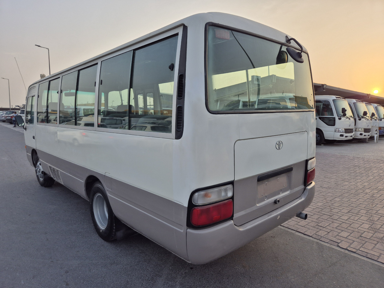TOYOTA Coaster ... Nos bus -Originaires TOYOTA ...pas Chinois... T72 ... - Kleinbus, Personentransporter: das Bild 3 TOYOTA Coaster ... Nos bus -Originaires TOYOTA ...pas Chinois... T72 ... - Kleinbus, Personentransporter: das Bild 3