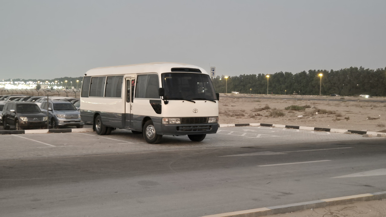 Toyota Coaster ... 30 places - climatisé - Kleinbus, Personentransporter: das Bild 1 Toyota Coaster ... 30 places - climatisé - Kleinbus, Personentransporter: das Bild 1