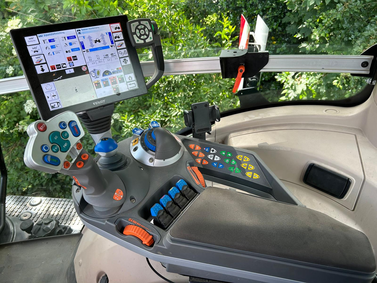 Traktor FENDT 828 Vario S4 ProfiPlus: das Bild 30 Traktor FENDT 828 Vario S4 ProfiPlus: das Bild 30