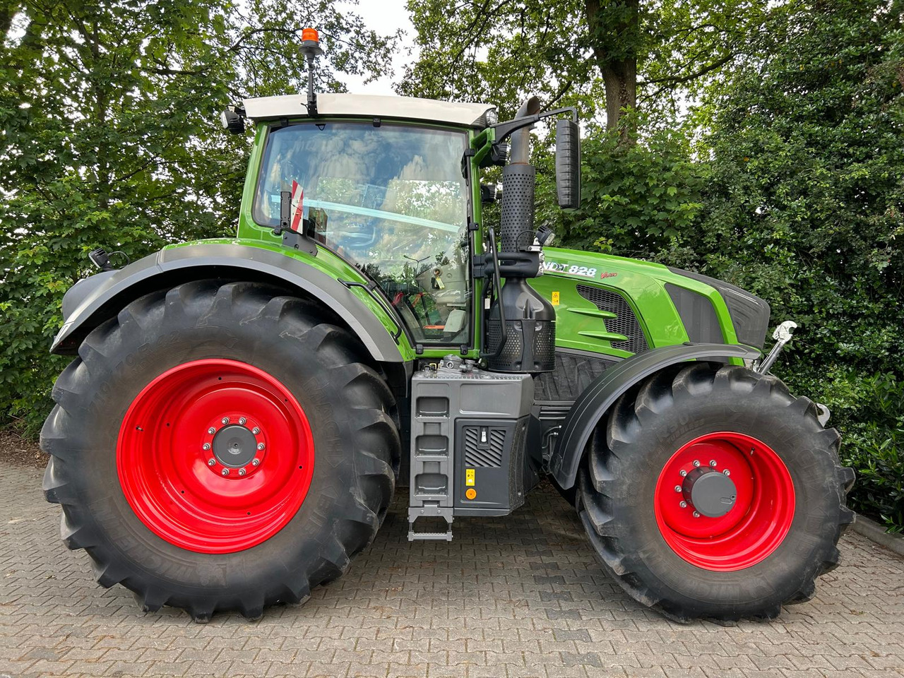 FENDT 828 Vario S4 ProfiPlus - Traktor: das Bild 4 FENDT 828 Vario S4 ProfiPlus - Traktor: das Bild 4