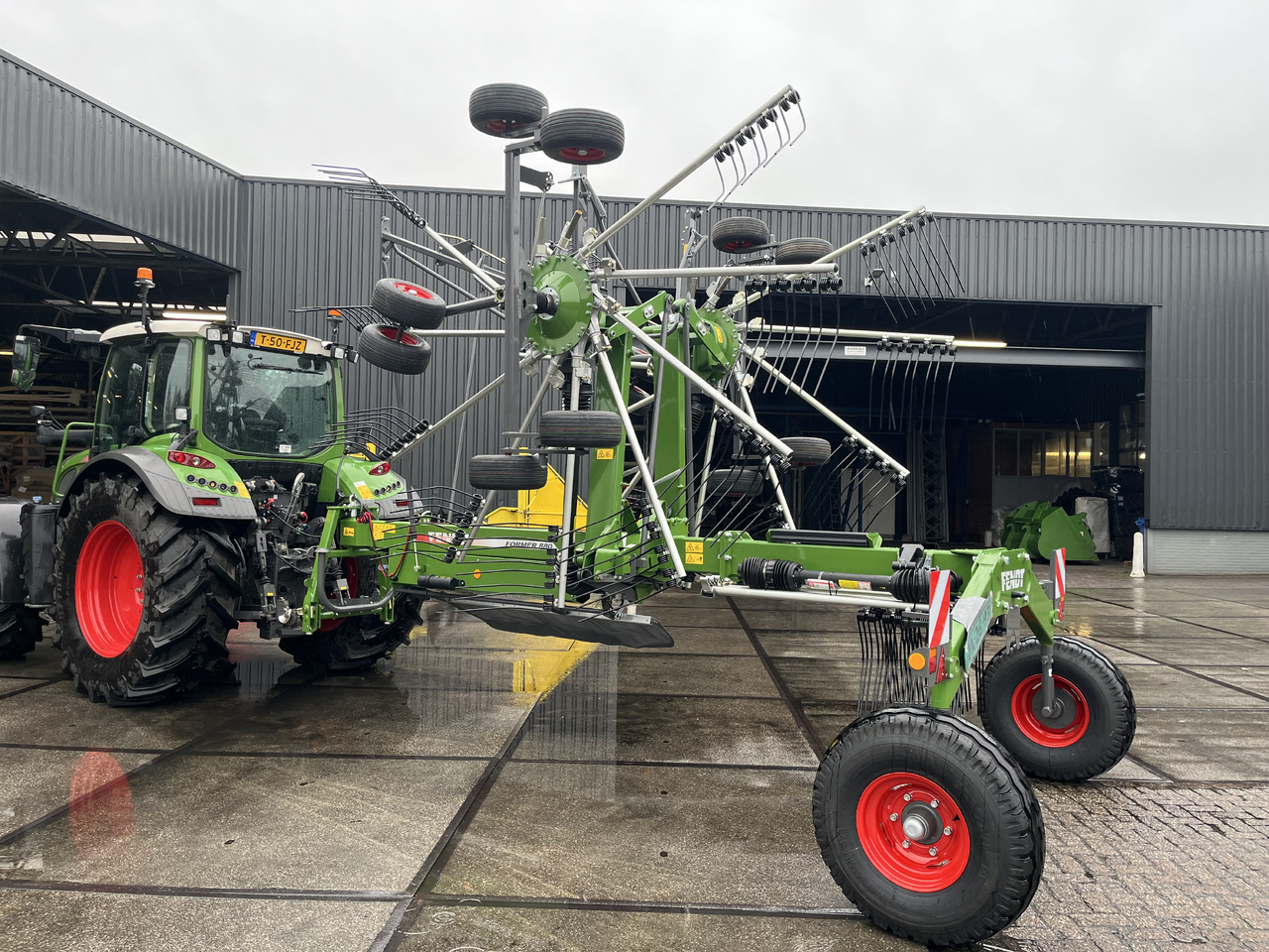FENDT Former 880 - Heuwender/ Wenderechen: das Bild 1 FENDT Former 880 - Heuwender/ Wenderechen: das Bild 1