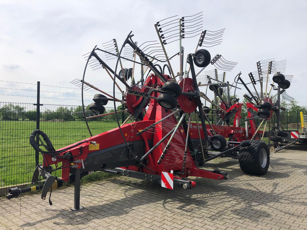 Massey Ferguson RK 1404 TRC-PRO - Heuwender/ Wenderechen: das Bild 1 Massey Ferguson RK 1404 TRC-PRO - Heuwender/ Wenderechen: das Bild 1
