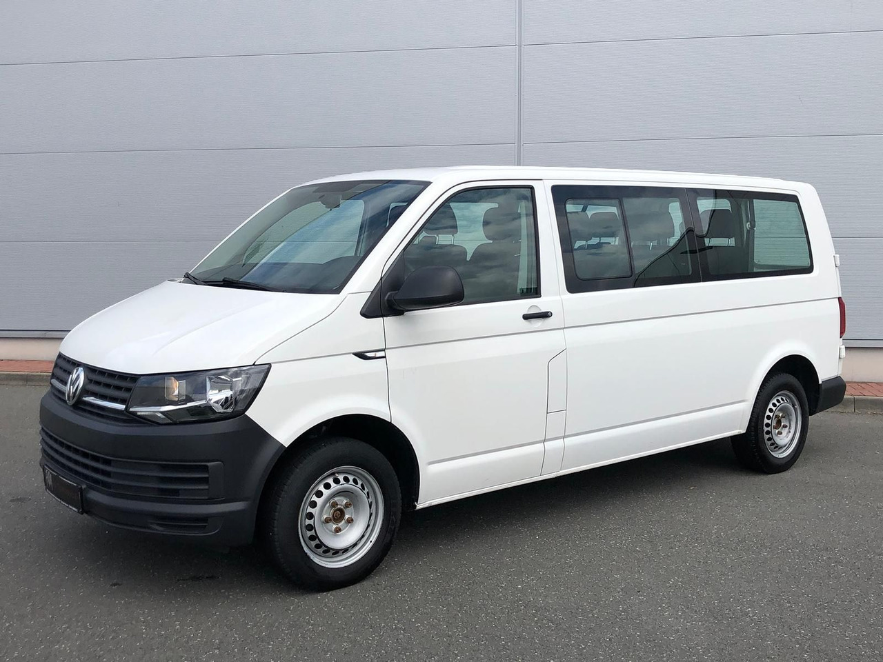 Volkswagen T6 Transporter 2.0 TDI Kombi lang 9-SITZE TEMP - PKW: das Bild 1 Volkswagen T6 Transporter 2.0 TDI Kombi lang 9-SITZE TEMP - PKW: das Bild 1
