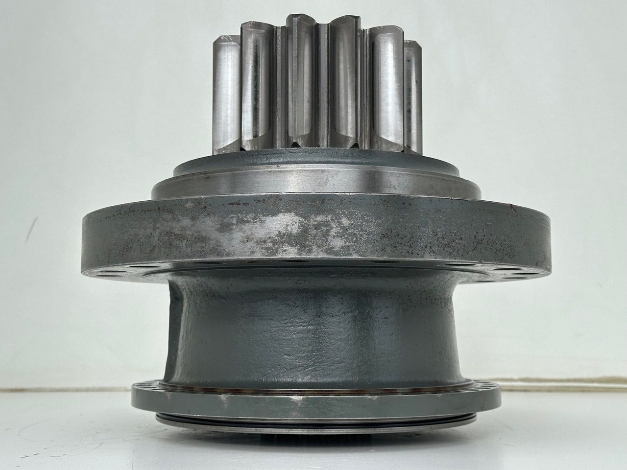 Liebherr Abtriebswellengehäuse ID-Nr.90013701 mit Abtriebswelle ID-Nr.90214087. SAT275A290. R922 LC-1486. R924 LC-1487. #0556#0579# - Schwenkmotor für Baumaschine: das Bild 5 Liebherr Abtriebswellengehäuse ID-Nr.90013701 mit Abtriebswelle ID-Nr.90214087. SAT275A290. R922 LC-1486. R924 LC-1487. #0556#0579# - Schwenkmotor für Baumaschine: das Bild 5