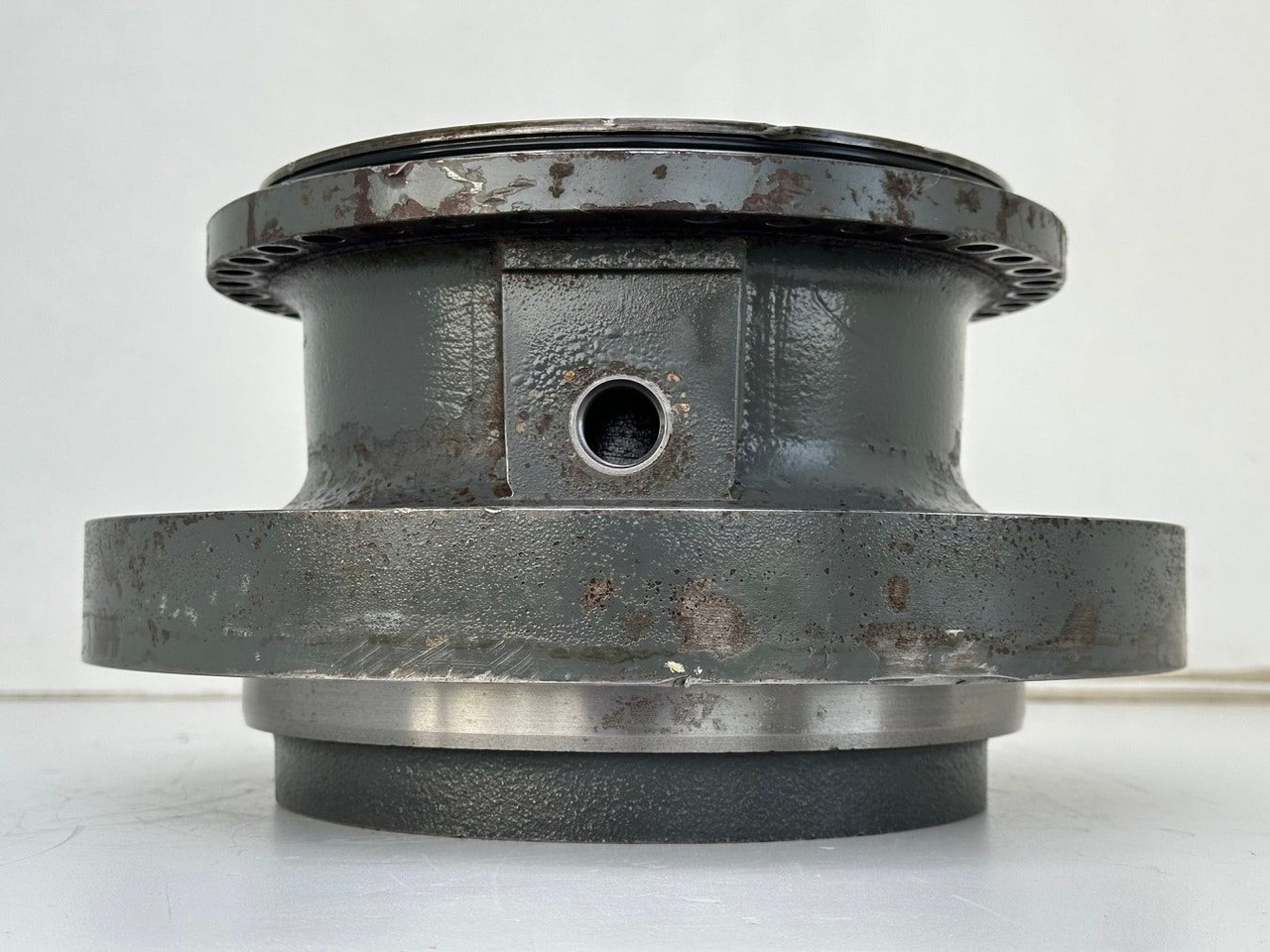 Liebherr Abtriebswellengehäuse ID-Nr.90015650 and Kegelrollenlager ID-Nr.761008503 and Kegelrollenlager ID-Nr.10195527. #BR.GE:10899#1777# - Schwenkmotor für Kettenbagger: das Bild 4 Liebherr Abtriebswellengehäuse ID-Nr.90015650 and Kegelrollenlager ID-Nr.761008503 and Kegelrollenlager ID-Nr.10195527. #BR.GE:10899#1777# - Schwenkmotor für Kettenbagger: das Bild 4