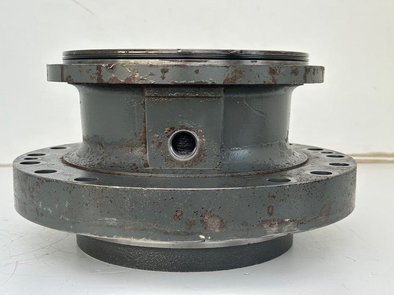 Liebherr Abtriebswellengehäuse ID-Nr.90015650 and Kegelrollenlager ID-Nr.761008503 and Kegelrollenlager ID-Nr.10195527. #BR.GE:10899#1777# - Schwenkmotor für Kettenbagger: das Bild 3 Liebherr Abtriebswellengehäuse ID-Nr.90015650 and Kegelrollenlager ID-Nr.761008503 and Kegelrollenlager ID-Nr.10195527. #BR.GE:10899#1777# - Schwenkmotor für Kettenbagger: das Bild 3