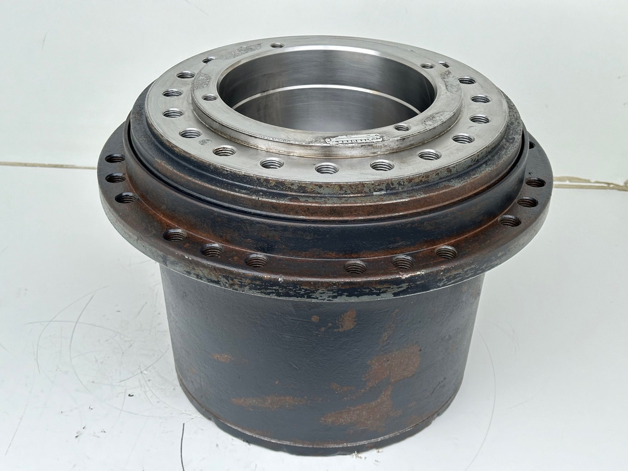 Liebherr Fahrantrieb FAT355P076. ID-Nr.969455101 - ID-Nr.969524001 - ID-Nr.90022900. LO1916, LOS916, R906, R916, R922, R924. #969455101.1647# - Fahrantrieb für Baumaschine: das Bild 1 Liebherr Fahrantrieb FAT355P076. ID-Nr.969455101 - ID-Nr.969524001 - ID-Nr.90022900. LO1916, LOS916, R906, R916, R922, R924. #969455101.1647# - Fahrantrieb für Baumaschine: das Bild 1