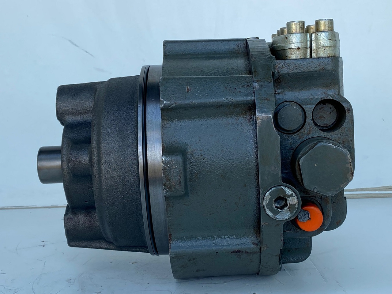 Liebherr Hydraulikeinbaumotor CMVE O 108. ID-Nr.10118562 - ID-Nr.10132610 - ID-Nr.10129048. LOS1916, LOS916, LOS926, R906, R916, R918, R920, R922, R924, R926COMP, R926, R936. #27979# - Hydraulikmotor für Kettenbagger: das Bild 1 Liebherr Hydraulikeinbaumotor CMVE O 108. ID-Nr.10118562 - ID-Nr.10132610 - ID-Nr.10129048. LOS1916, LOS916, LOS926, R906, R916, R918, R920, R922, R924, R926COMP, R926, R936. #27979# - Hydraulikmotor für Kettenbagger: das Bild 1
