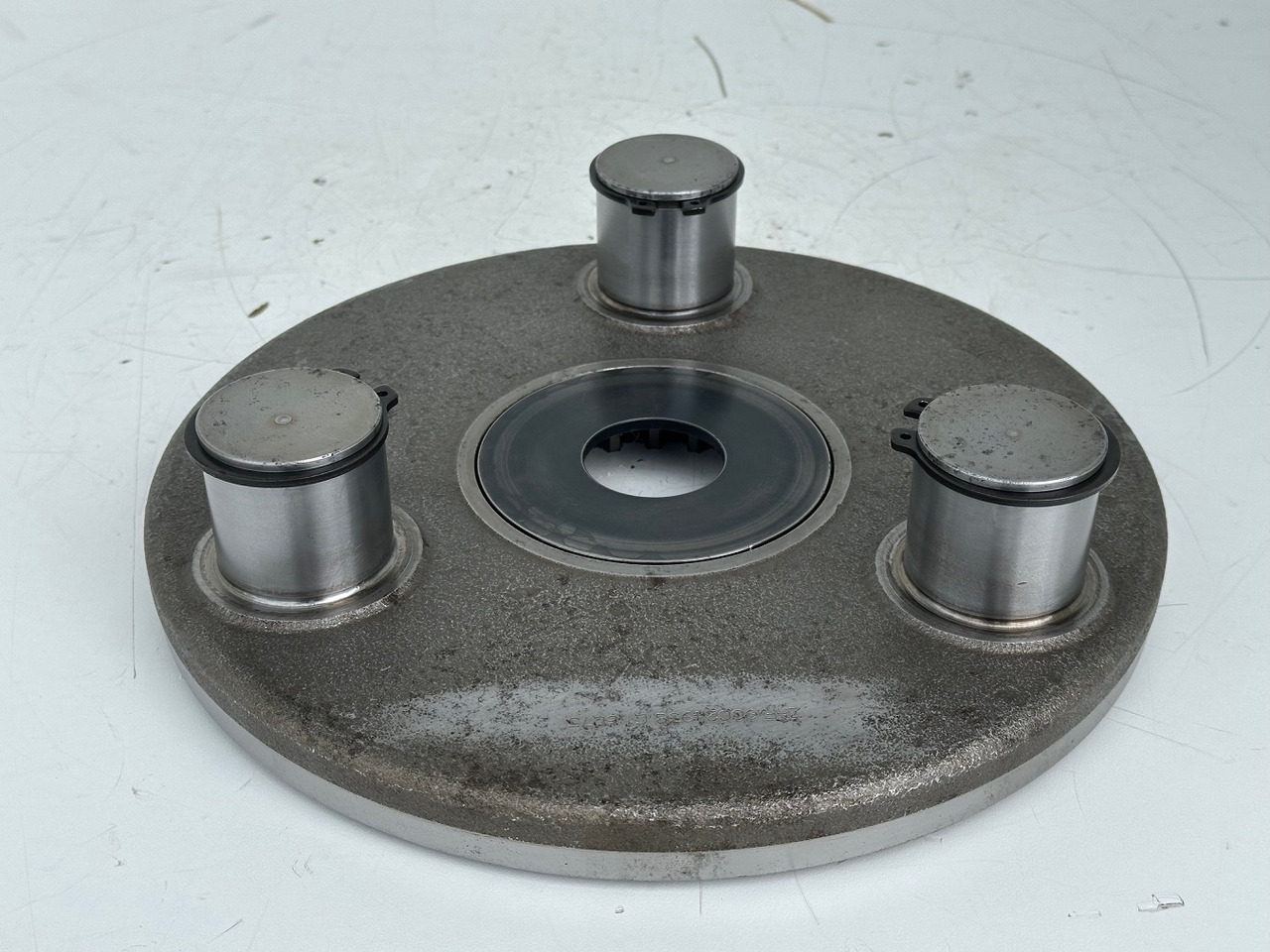 Liebherr Planetenträger ID-Nr.90024938. FAT400P112 -FAT400P130 - FAT400P139. LO1936, LOS926, R926, R928, R930, R934, R936, R940, R944, R946, R950 T. #90024938.C1.6075# - Fahrantrieb für Baumaschine: das Bild 2 Liebherr Planetenträger ID-Nr.90024938. FAT400P112 -FAT400P130 - FAT400P139. LO1936, LOS926, R926, R928, R930, R934, R936, R940, R944, R946, R950 T. #90024938.C1.6075# - Fahrantrieb für Baumaschine: das Bild 2