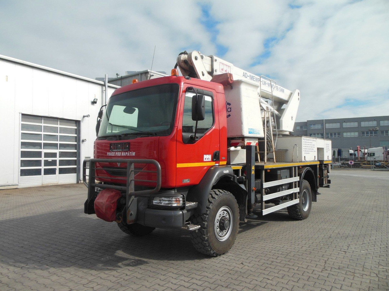 Renault MIDLUM 220.14,4X4,HUBARBEITBÜHNE 16,5M, ISOLIERT - LKW mit Arbeitsbühne: das Bild 1 Renault MIDLUM 220.14,4X4,HUBARBEITBÜHNE 16,5M, ISOLIERT - LKW mit Arbeitsbühne: das Bild 1