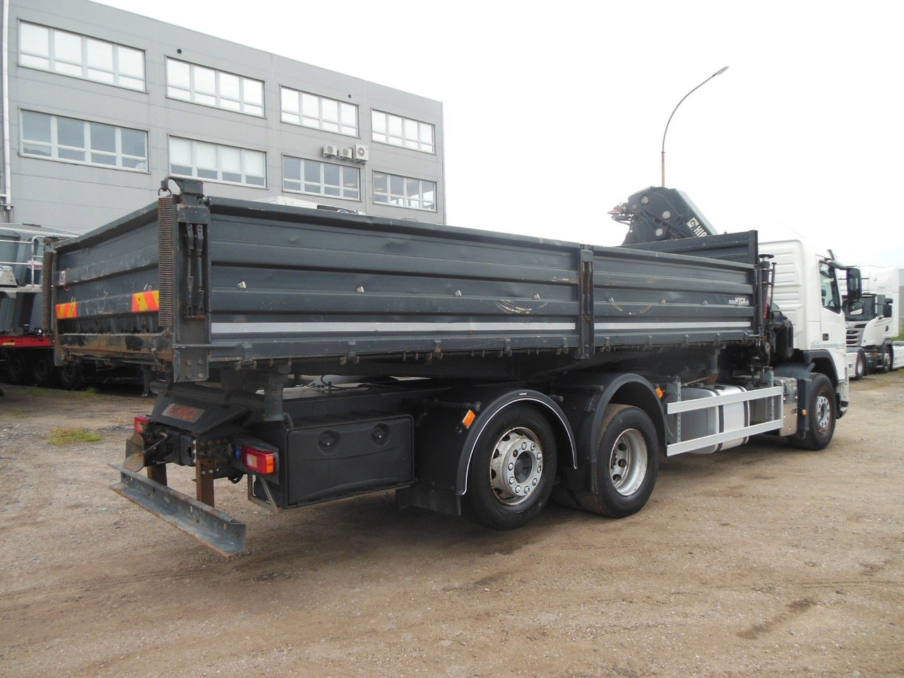 Volvo FM 410, 6X2, DREISEITEN KIPPER, HIAB XS 211 - Kipper, Autokran: das Bild 3 Volvo FM 410, 6X2, DREISEITEN KIPPER, HIAB XS 211 - Kipper, Autokran: das Bild 3