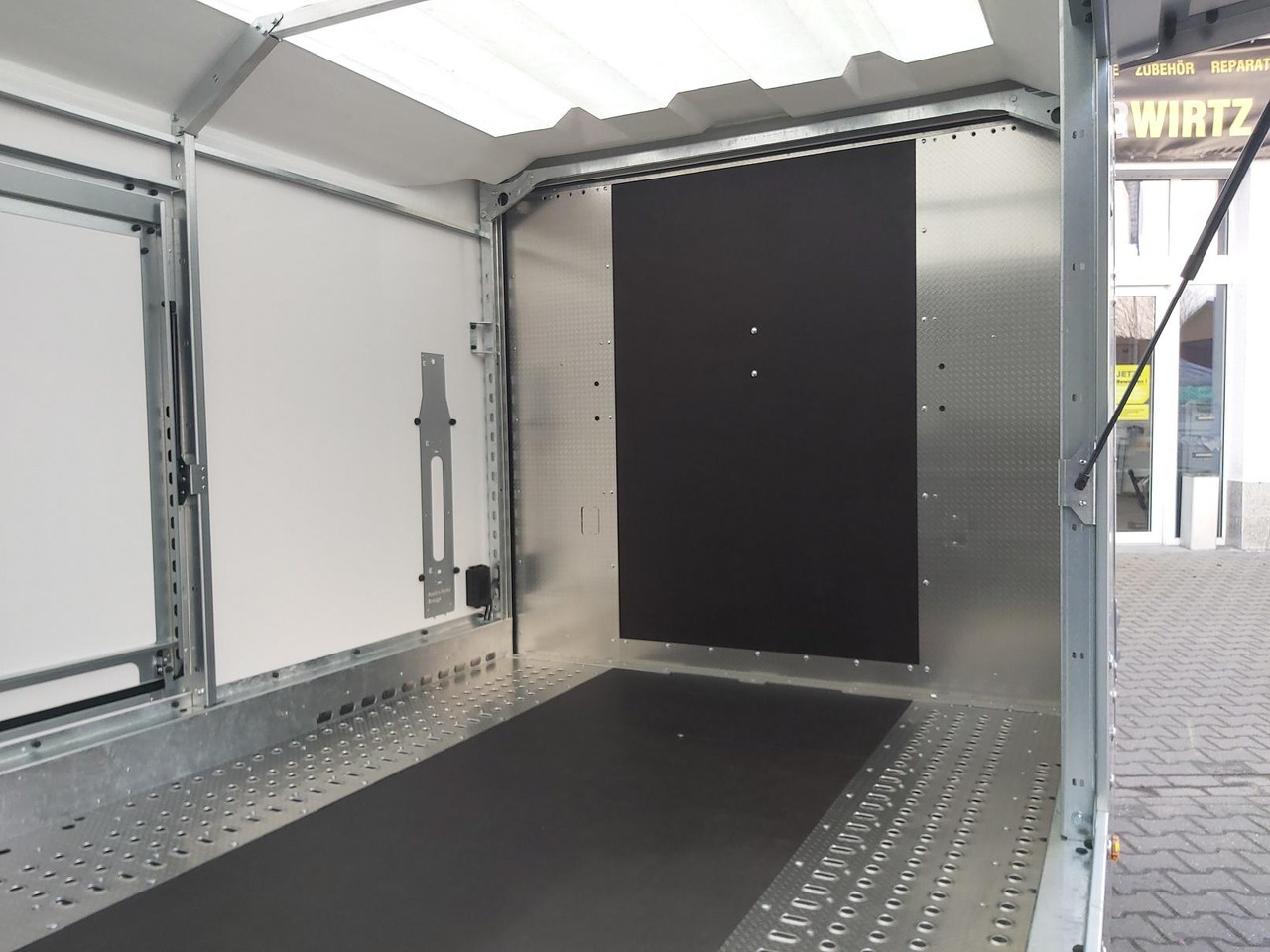 Autotransporter Anhänger BJT Race Transporter 4 550x212x188cm blackline ankippbar elekt. Seilwinde Alufelgen dark ASR 3500kg: das Bild 6