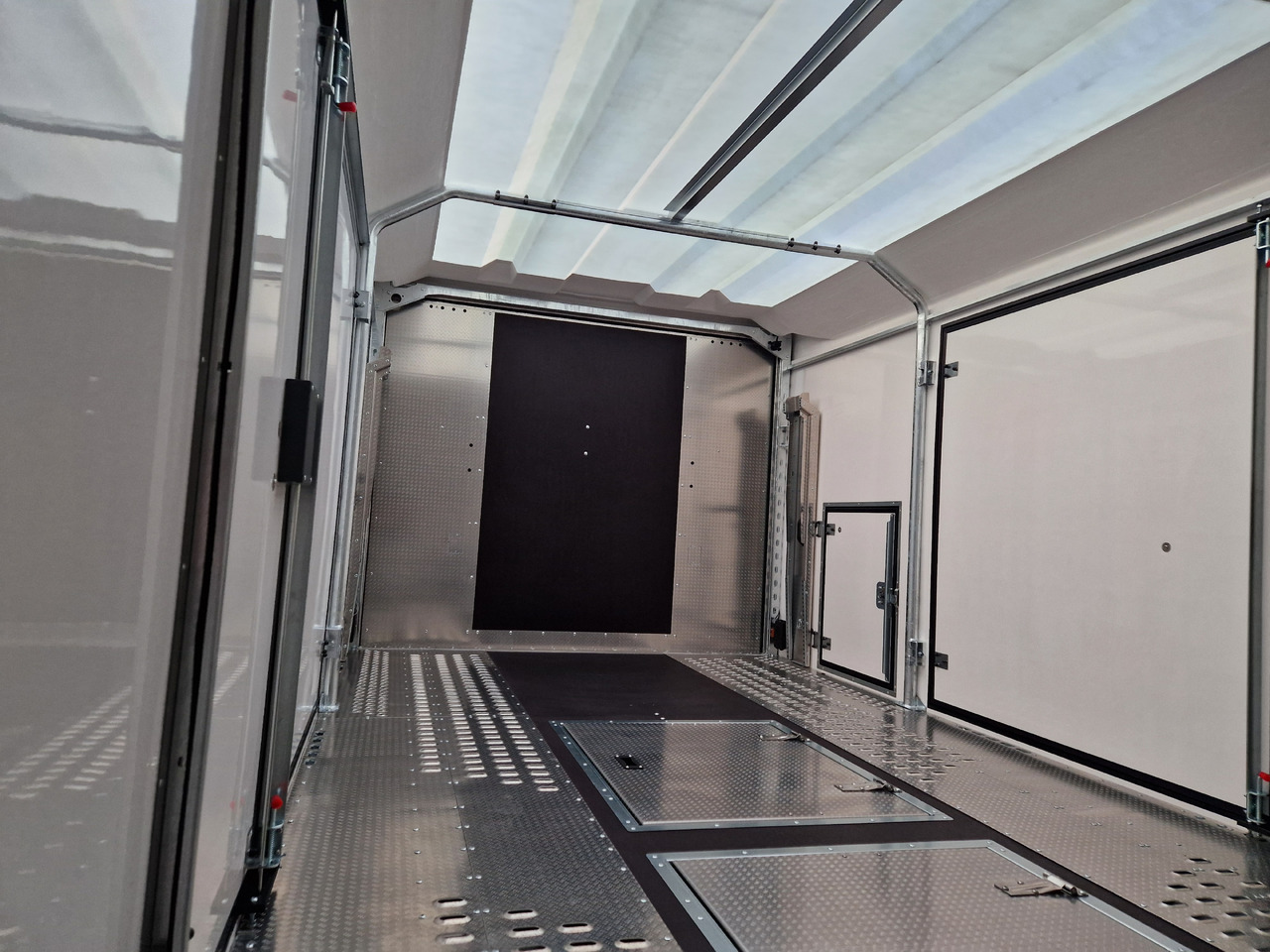 Autotransporter Anhänger BJT Race Transporter 6 550x235x189cm black elektrisch kippbar ASR Tridem 10" 3500kg Modell 2024: das Bild 15