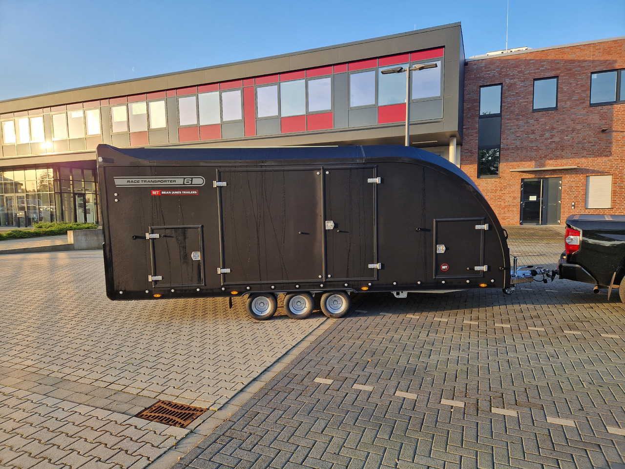 Autotransporter Anhänger BJT Race Transporter 6 550x235x189cm black elektrisch kippbar ASR Tridem 10" 3500kg Modell 2024: das Bild 8