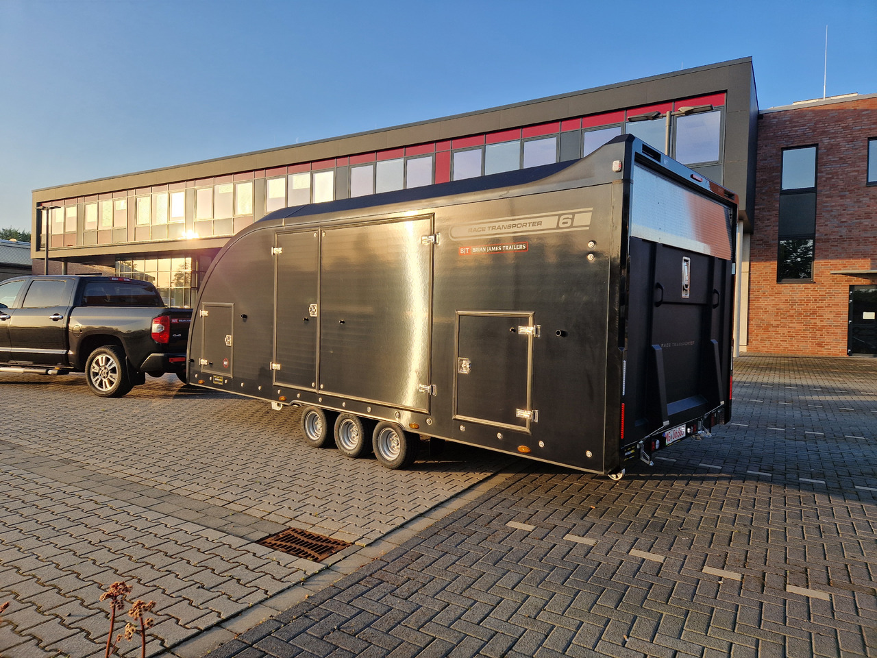 Autotransporter Anhänger BJT Race Transporter 6 550x235x189cm black elektrisch kippbar ASR Tridem 10" 3500kg Modell 2024: das Bild 6