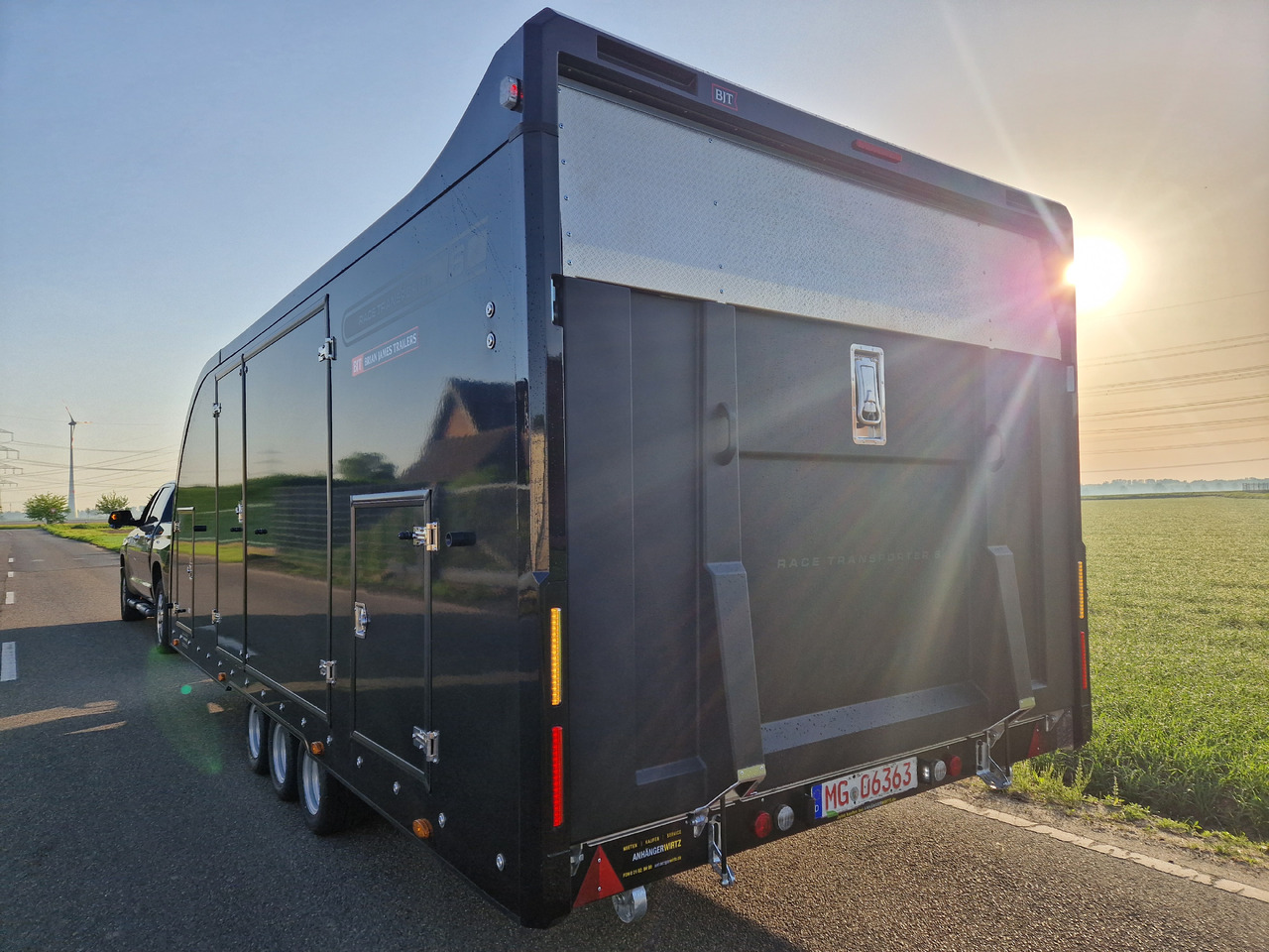Autotransporter Anhänger BJT Race Transporter 6 550x235x189cm black elektrisch kippbar ASR Tridem 10" 3500kg Modell 2024: das Bild 13