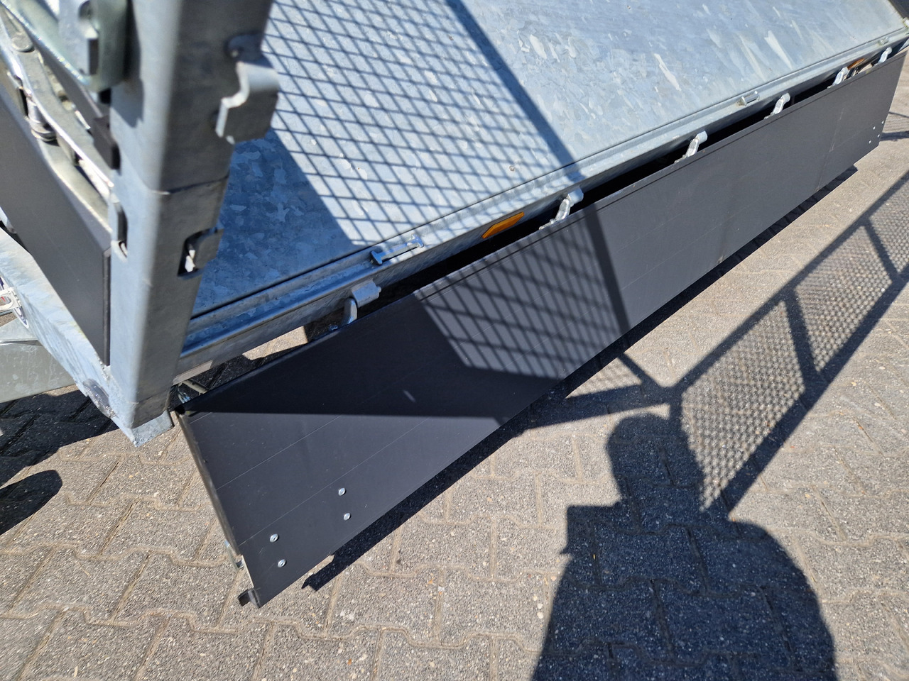COBALT+ 335x180x40cm black +40cm hohe Aluwände Rampen Stützen Laubgitter 70cm Parabel 3500kg - Kipper Anhänger: das Bild 5 COBALT+ 335x180x40cm black +40cm hohe Aluwände Rampen Stützen Laubgitter 70cm Parabel 3500kg - Kipper Anhänger: das Bild 5