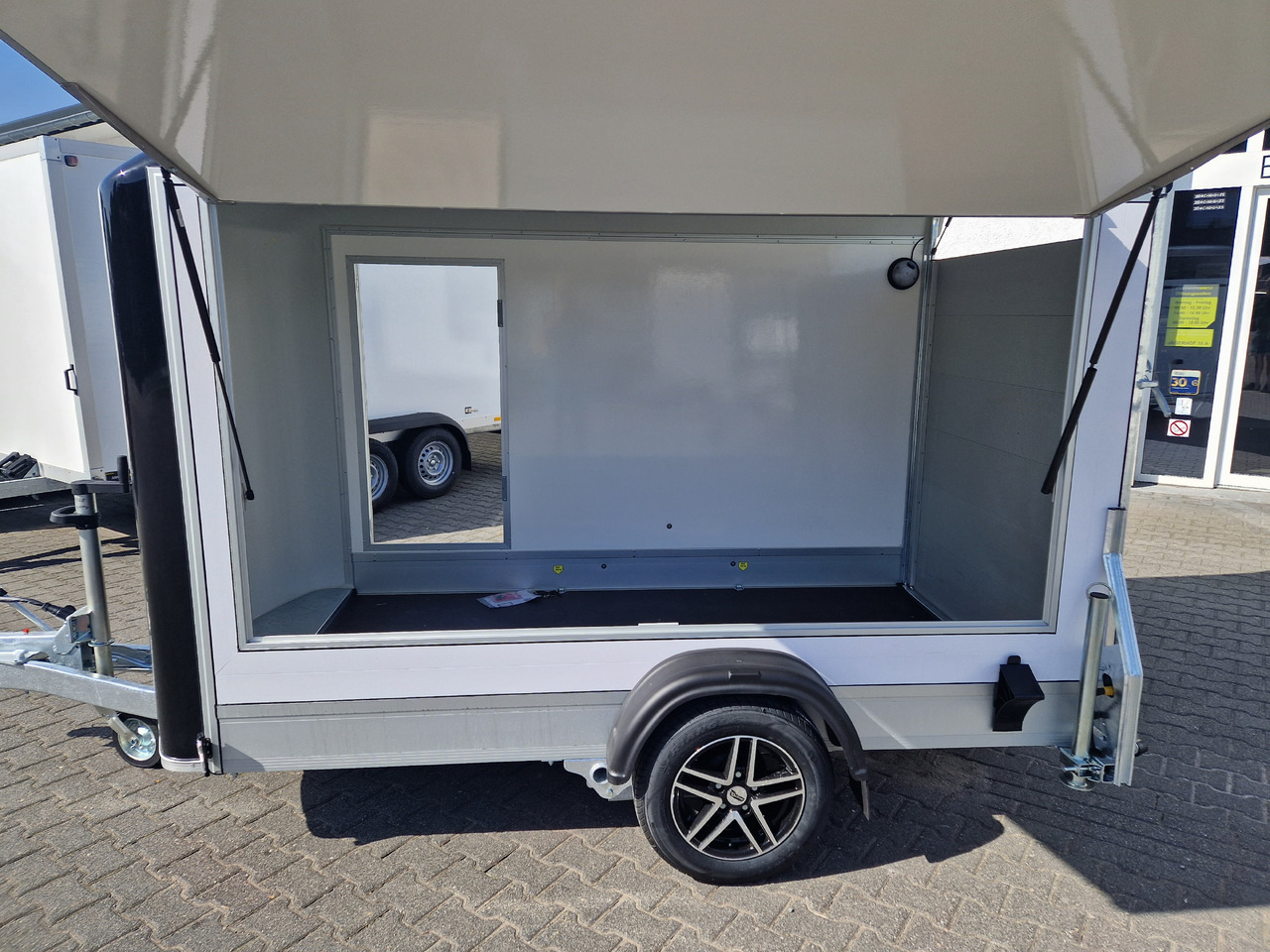 Cargo Roadster 300 300x150x184cm Sandwich weiß Poly black Seitenklappe &Tür Alufelgen 1300kg Pullman - Verkaufsanhänger: das Bild 2 Cargo Roadster 300 300x150x184cm Sandwich weiß Poly black Seitenklappe &Tür Alufelgen 1300kg Pullman - Verkaufsanhänger: das Bild 2