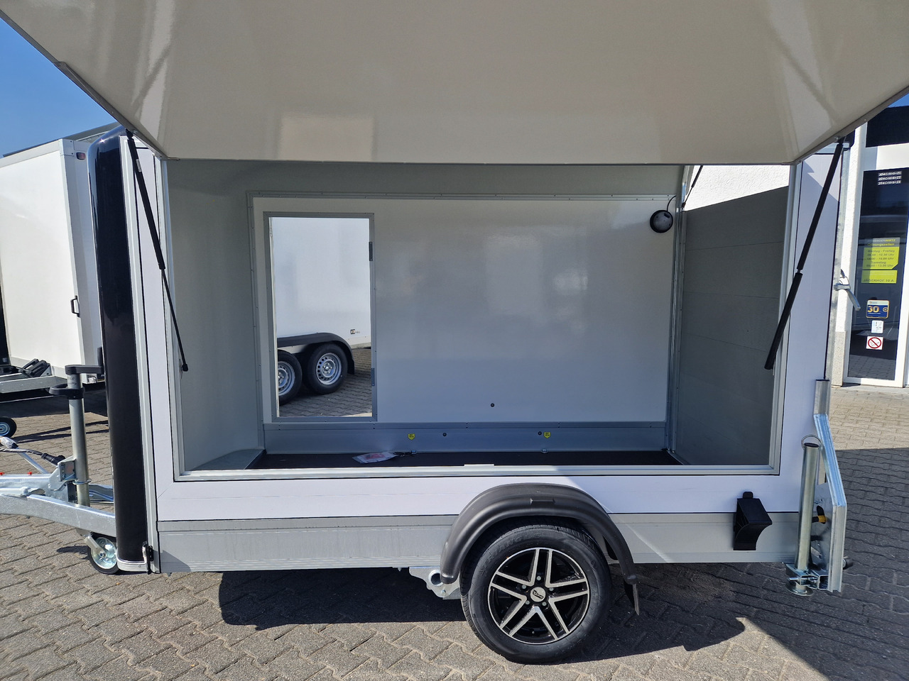 Cargo Roadster 300 300x150x184cm Sandwich weiß Poly black Seitenklappe &Tür Alufelgen 1300kg Pullman - Verkaufsanhänger: das Bild 3 Cargo Roadster 300 300x150x184cm Sandwich weiß Poly black Seitenklappe &Tür Alufelgen 1300kg Pullman - Verkaufsanhänger: das Bild 3