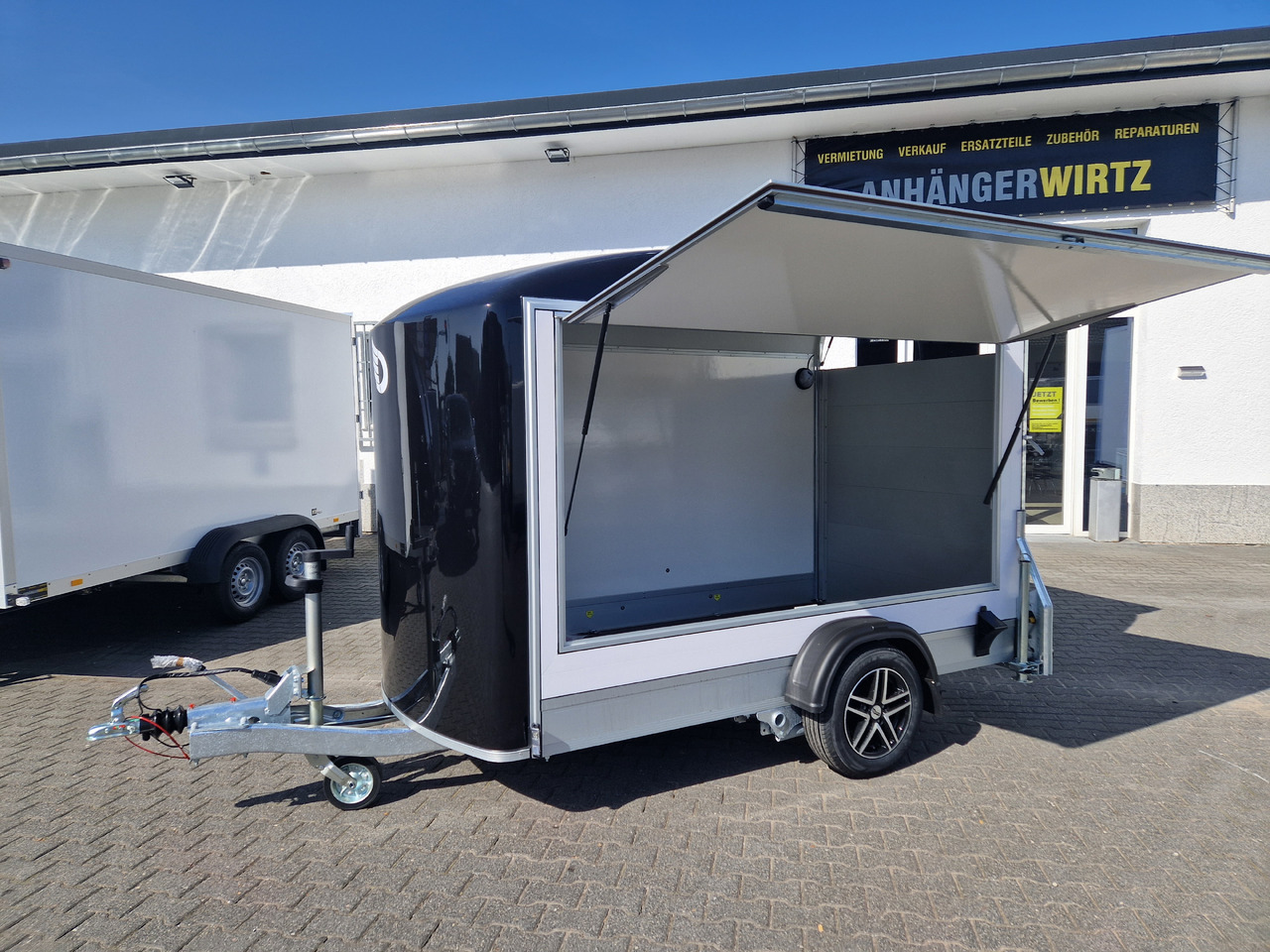 Cargo Roadster 300 300x150x184cm Sandwich weiß Poly black Seitenklappe &Tür Alufelgen 1300kg Pullman - Verkaufsanhänger: das Bild 1 Cargo Roadster 300 300x150x184cm Sandwich weiß Poly black Seitenklappe &Tür Alufelgen 1300kg Pullman - Verkaufsanhänger: das Bild 1