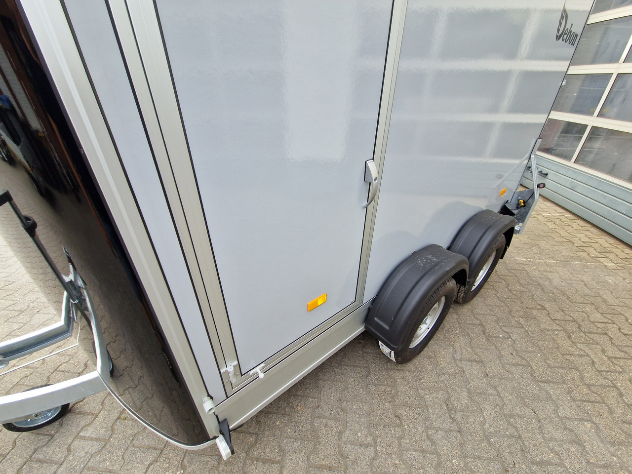 Cargo Roadster 500 312x167x199cm Sandwich Poly schwarz Seitenklappe Seitentür Pullman 100 km/H - Verkaufsanhänger: das Bild 4 Cargo Roadster 500 312x167x199cm Sandwich Poly schwarz Seitenklappe Seitentür Pullman 100 km/H - Verkaufsanhänger: das Bild 4