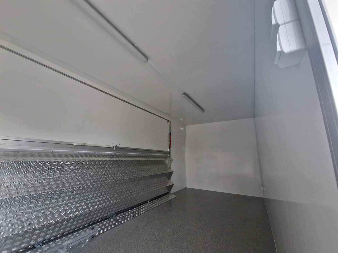 Event Trailer Koffer TWSP M 600T.01 600x220x217cm Seitenklappe Treppe Tür 230V Licht IL 2700kg 100 - Verkaufsanhänger: das Bild 4 Event Trailer Koffer TWSP M 600T.01 600x220x217cm Seitenklappe Treppe Tür 230V Licht IL 2700kg 100 - Verkaufsanhänger: das Bild 4