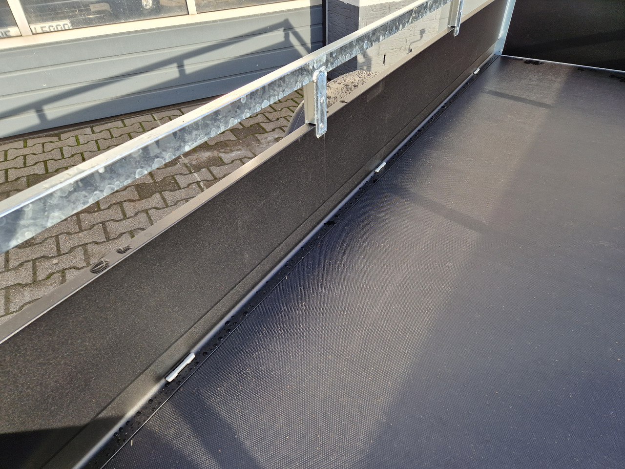 Saris Anhänger DV135 McAlu Pro MP 255x133x43cm blackline (S) 1350kg black deal Aktion - PKW Anhänger: das Bild 4 Saris Anhänger DV135 McAlu Pro MP 255x133x43cm blackline (S) 1350kg black deal Aktion - PKW Anhänger: das Bild 4