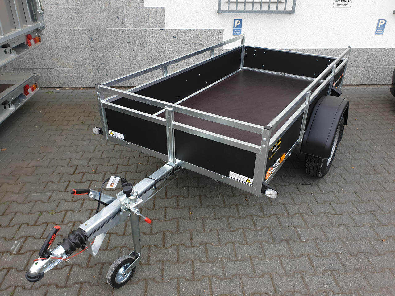 Saris BMG 135 Classic Wood 255x133x45cm (S) 1350kg Abverkauf Aktion - PKW Anhänger: das Bild 2 Saris BMG 135 Classic Wood 255x133x45cm (S) 1350kg Abverkauf Aktion - PKW Anhänger: das Bild 2