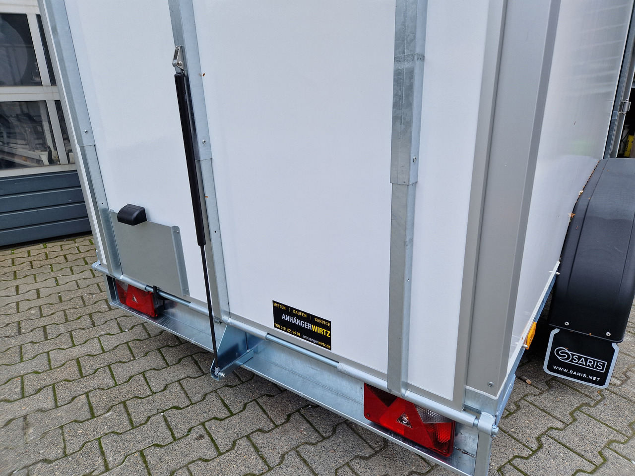 Saris Koffer GO 306 154 180 2000 2 306x154x180cm GFK weiss Seitentür Auffahrklappe (M) 2000kg 2023 - Koffer Anhänger: das Bild 5 Saris Koffer GO 306 154 180 2000 2 306x154x180cm GFK weiss Seitentür Auffahrklappe (M) 2000kg 2023 - Koffer Anhänger: das Bild 5