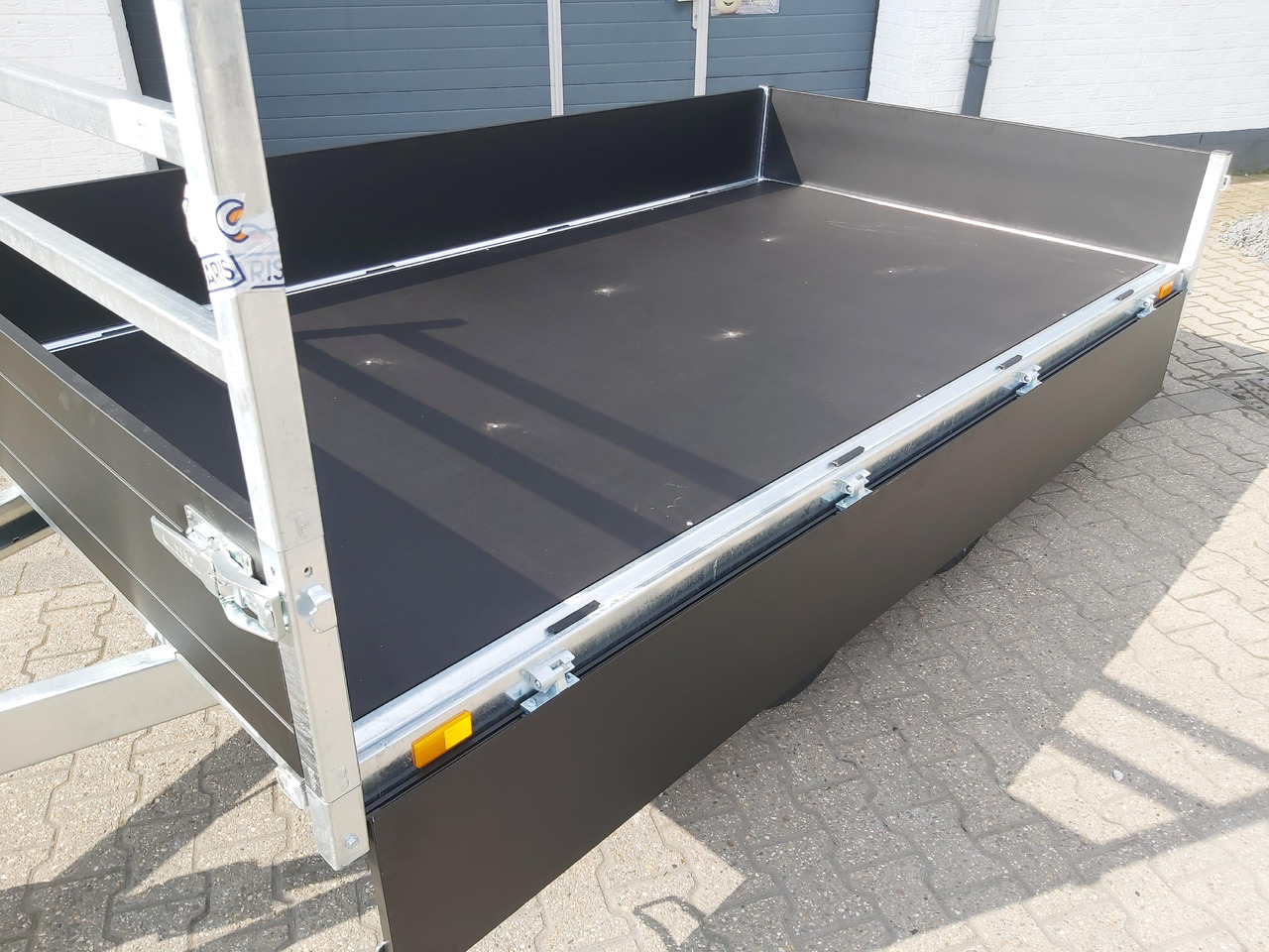 Saris PL306 170 2700 2 306x170x30cm black Edition LED Beleuchtung H Gestell 13" (M) 2700kg - Pritschenanhänger/ Plattformanhänger: das Bild 4 Saris PL306 170 2700 2 306x170x30cm black Edition LED Beleuchtung H Gestell 13" (M) 2700kg - Pritschenanhänger/ Plattformanhänger: das Bild 4