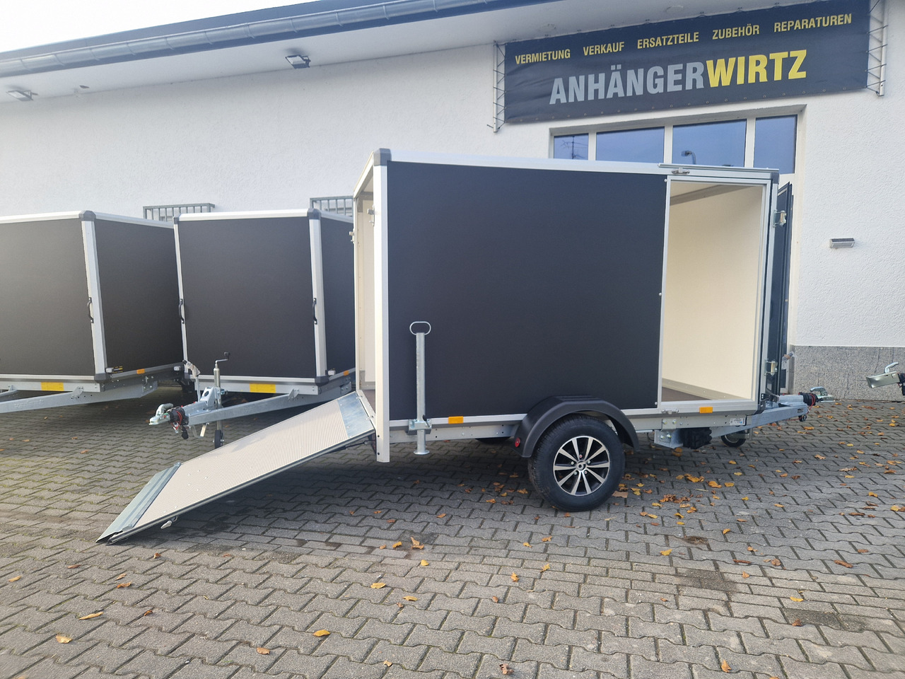 Variant C1315 C2 Edition black 258x148x157cm Aluf. Heckrampe Seitentür 1350kg 100 km/H black deal - Motorradanhänger: das Bild 1 Variant C1315 C2 Edition black 258x148x157cm Aluf. Heckrampe Seitentür 1350kg 100 km/H black deal - Motorradanhänger: das Bild 1