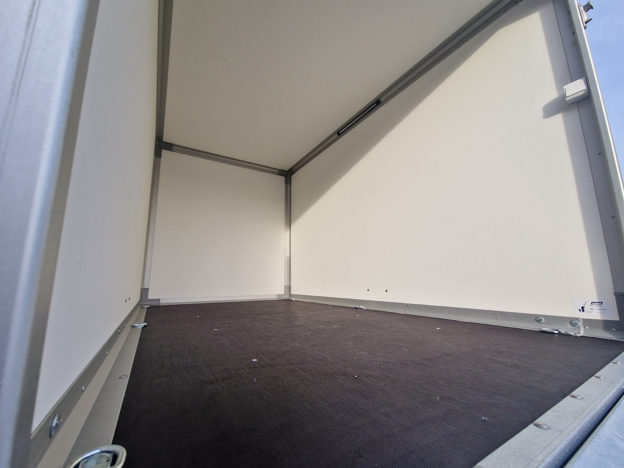 Variant C1315 C2 Edition black 258x148x157cm Alufelgen Heckrampe 1350kg 100km/H black deal - Motorradanhänger: das Bild 5 Variant C1315 C2 Edition black 258x148x157cm Alufelgen Heckrampe 1350kg 100km/H black deal - Motorradanhänger: das Bild 5