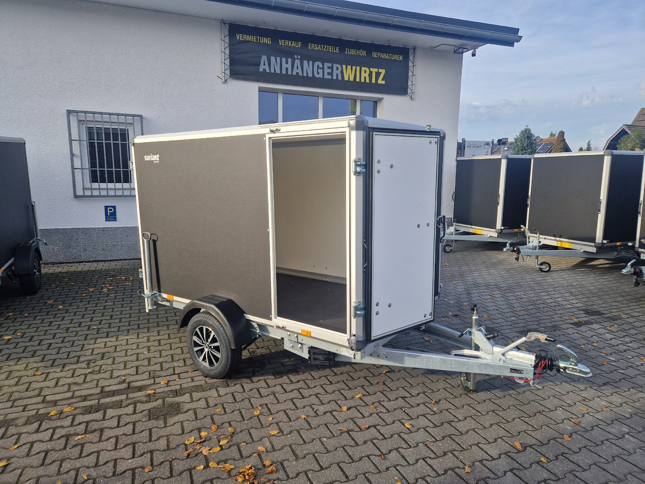 Variant C1315 C2 Edition black 258x148x157cm Alufelgen Seitentür 1350kg 100km/H black deal - Koffer Anhänger: das Bild 1 Variant C1315 C2 Edition black 258x148x157cm Alufelgen Seitentür 1350kg 100km/H black deal - Koffer Anhänger: das Bild 1