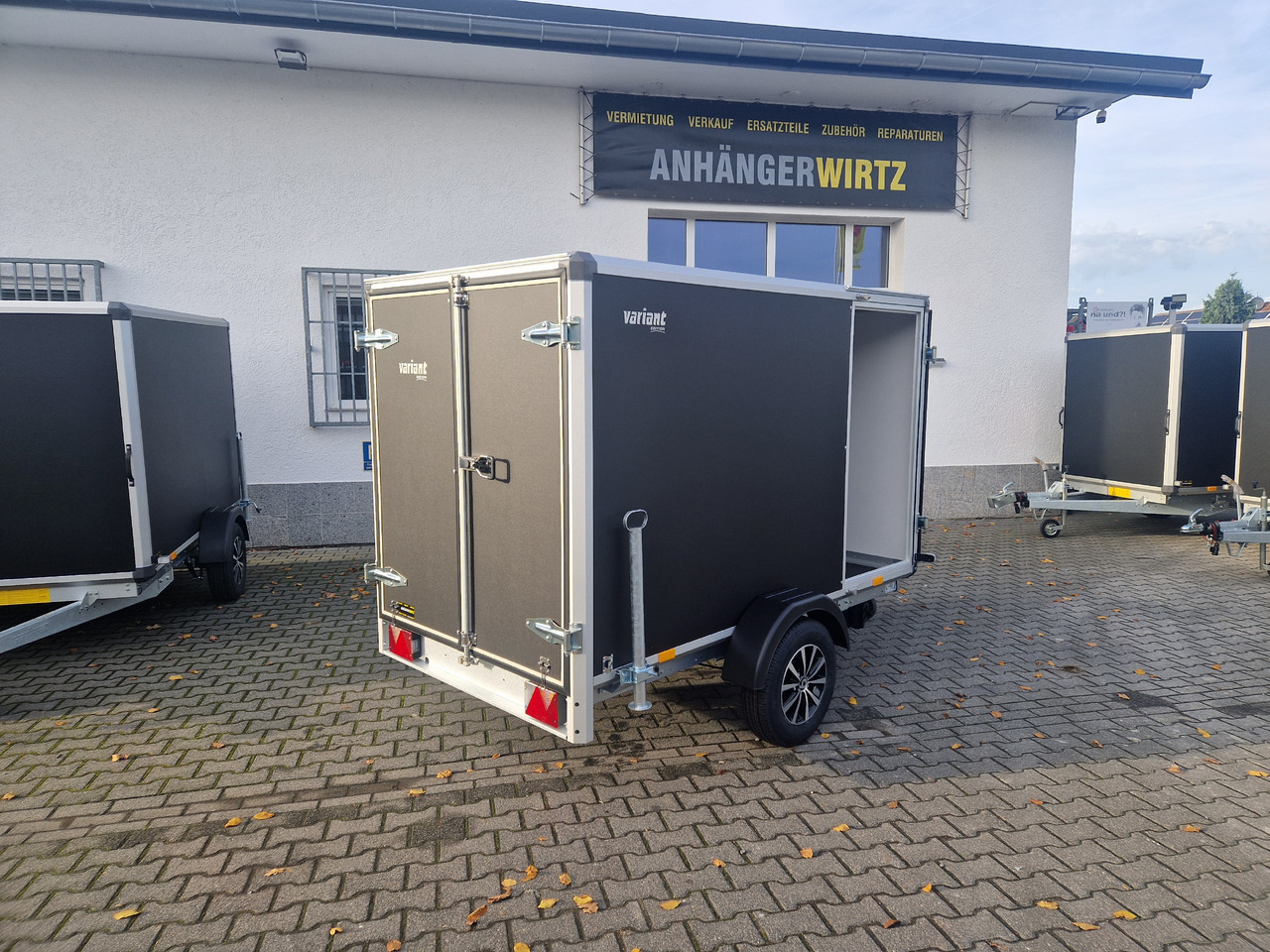 Variant C1315 C2 Edition black 258x148x157cm Alufelgen Seitentür 1350kg 100km/H black deal - Koffer Anhänger: das Bild 5 Variant C1315 C2 Edition black 258x148x157cm Alufelgen Seitentür 1350kg 100km/H black deal - Koffer Anhänger: das Bild 5