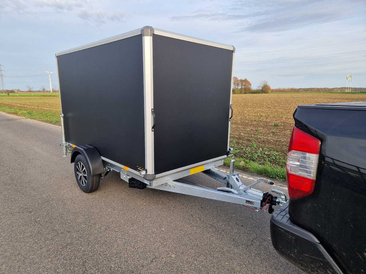 Variant C1315 C2 Edition black 258x148x157cm Alufelgen darkline 1350kg 100km/H 2024 black deal - Koffer Anhänger: das Bild 3 Variant C1315 C2 Edition black 258x148x157cm Alufelgen darkline 1350kg 100km/H 2024 black deal - Koffer Anhänger: das Bild 3