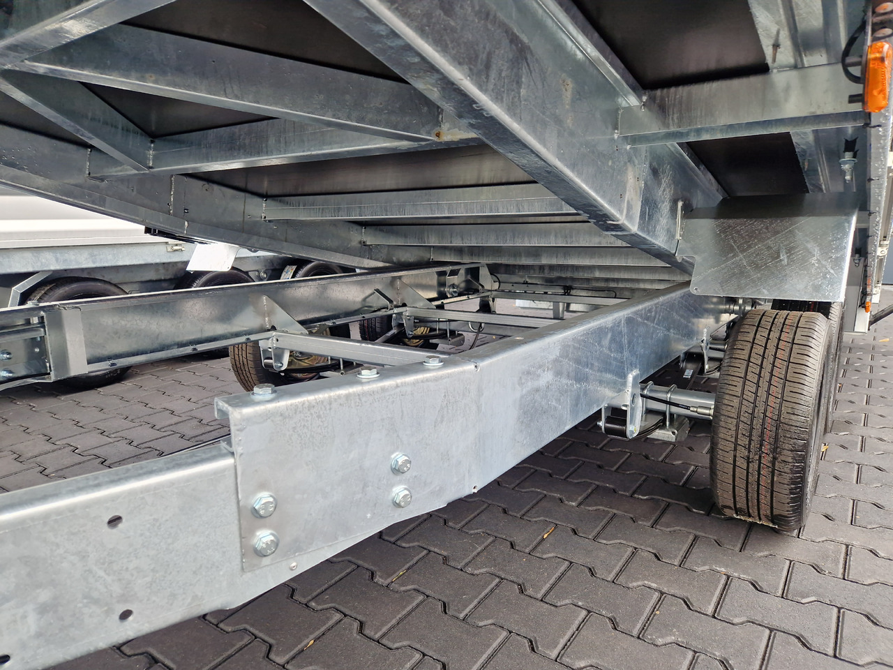 Variant Maschinentransporter 3542 UX Maxi Load Tandem Parabelfeder LED Felgen black 3500kg - Baumaschinenanhänger: das Bild 5 Variant Maschinentransporter 3542 UX Maxi Load Tandem Parabelfeder LED Felgen black 3500kg - Baumaschinenanhänger: das Bild 5