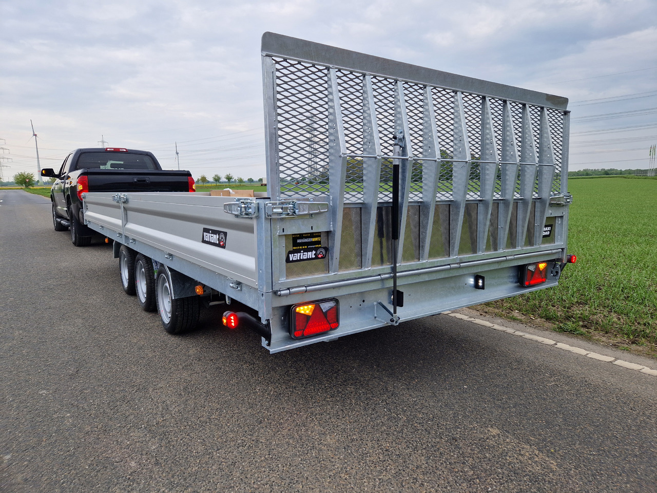 Variant Maschinentransporter 3553 UX Maxi Load LED Tridem Parabelfeder 3500kg Modell 2024 - Kipper Anhänger: das Bild 3 Variant Maschinentransporter 3553 UX Maxi Load LED Tridem Parabelfeder 3500kg Modell 2024 - Kipper Anhänger: das Bild 3