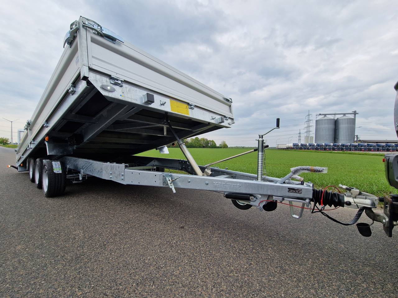 Variant Maschinentransporter 3553 UX Maxi Load LED Tridem Parabelfeder 3500kg Modell 2024 - Kipper Anhänger: das Bild 2 Variant Maschinentransporter 3553 UX Maxi Load LED Tridem Parabelfeder 3500kg Modell 2024 - Kipper Anhänger: das Bild 2