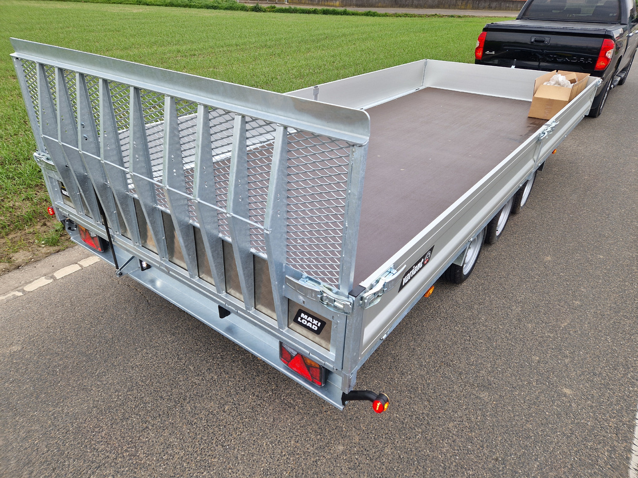 Variant Maschinentransporter 3553 UX Maxi Load LED Tridem Parabelfeder 3500kg Modell 2024 - Kipper Anhänger: das Bild 5 Variant Maschinentransporter 3553 UX Maxi Load LED Tridem Parabelfeder 3500kg Modell 2024 - Kipper Anhänger: das Bild 5