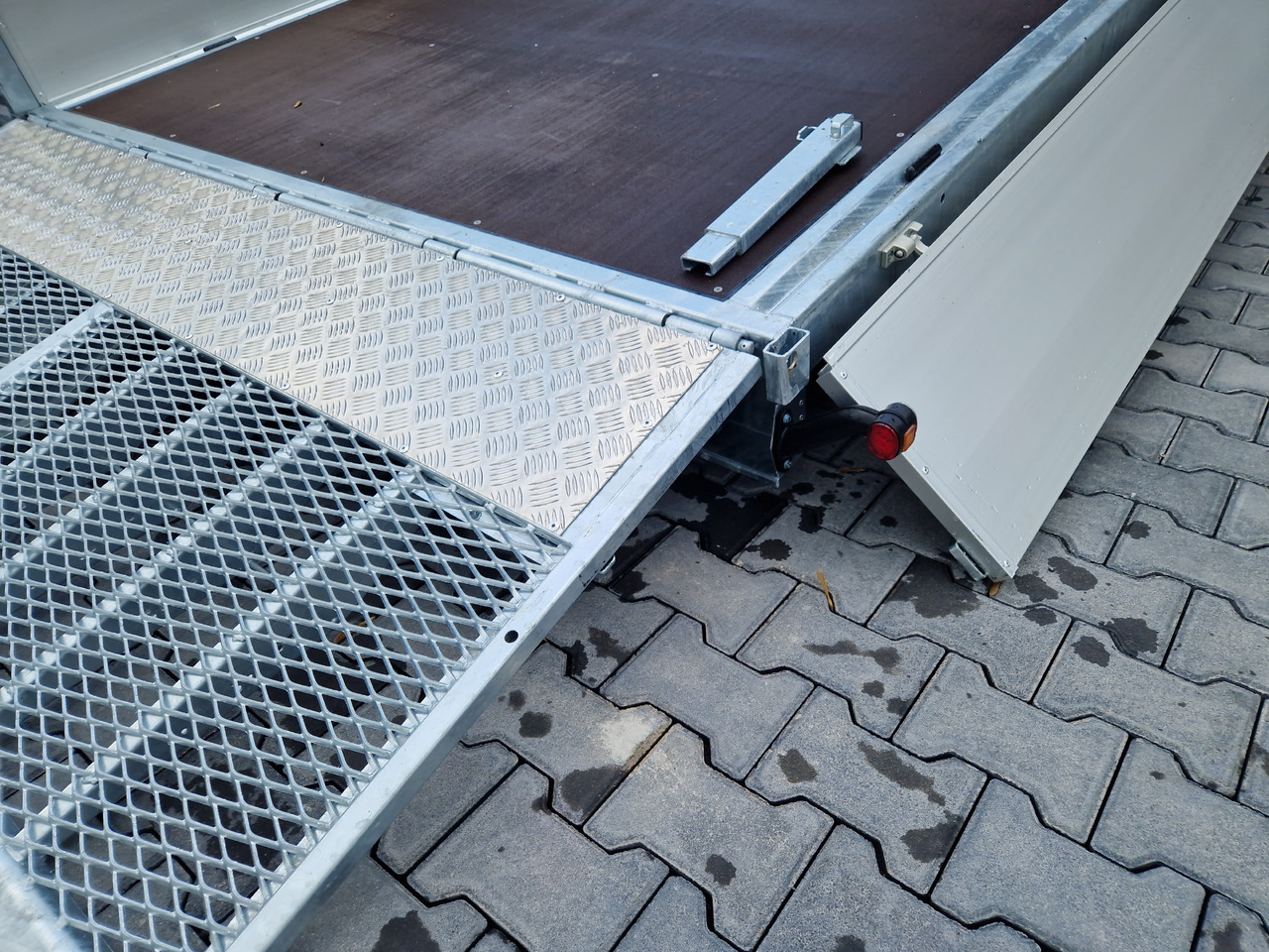 Variant Maschinentransporter 3563 UX Maxi Load 620x210x30cm LED Tridem Parabel black 3500kg - Baumaschinenanhänger: das Bild 4 Variant Maschinentransporter 3563 UX Maxi Load 620x210x30cm LED Tridem Parabel black 3500kg - Baumaschinenanhänger: das Bild 4