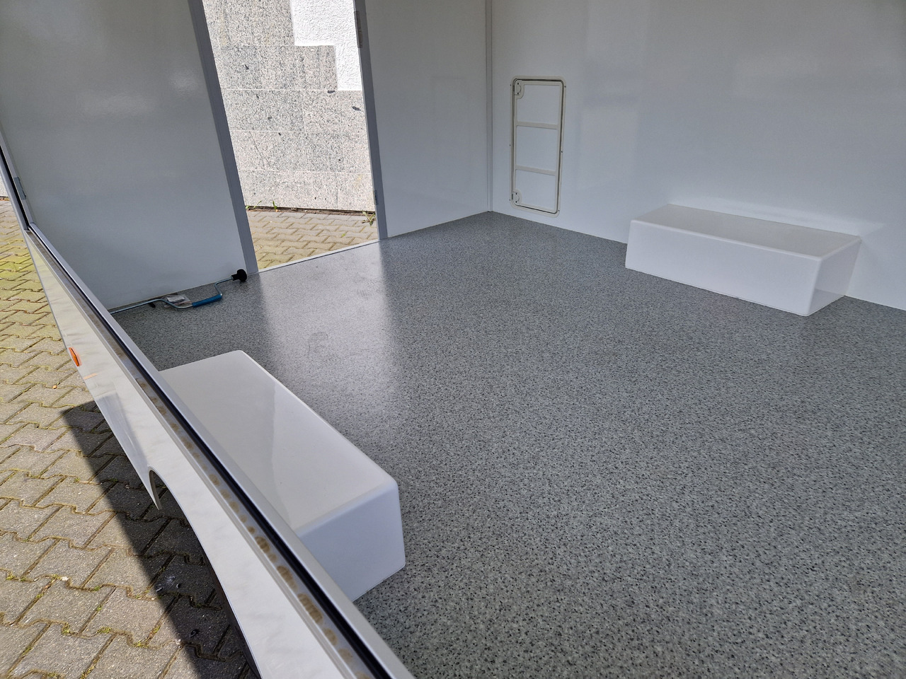 Verkaufsanhänger VK 300 220 aero retro 300x220x230cm 2 Verkaufsklappen rechts & vorn Hecktür 1300kg - Verkaufsanhänger: das Bild 5 Verkaufsanhänger VK 300 220 aero retro 300x220x230cm 2 Verkaufsklappen rechts & vorn Hecktür 1300kg - Verkaufsanhänger: das Bild 5