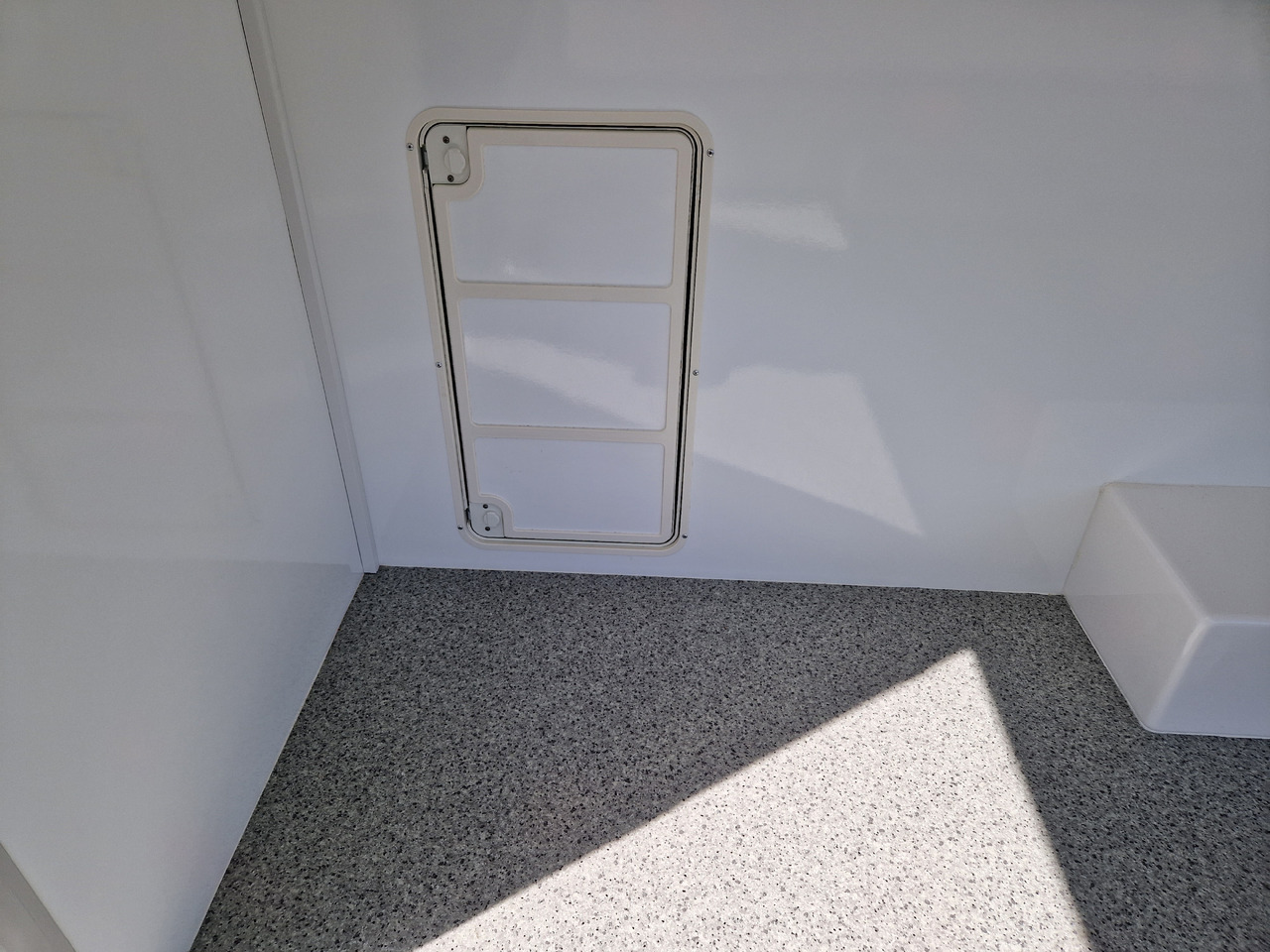 Verkaufsanhänger Verkaufsanhänger VK 300 220 aero retro 300x220x230cm 2 Verkaufsklappen rechts & vorn Hecktür 1300kg: das Bild 11