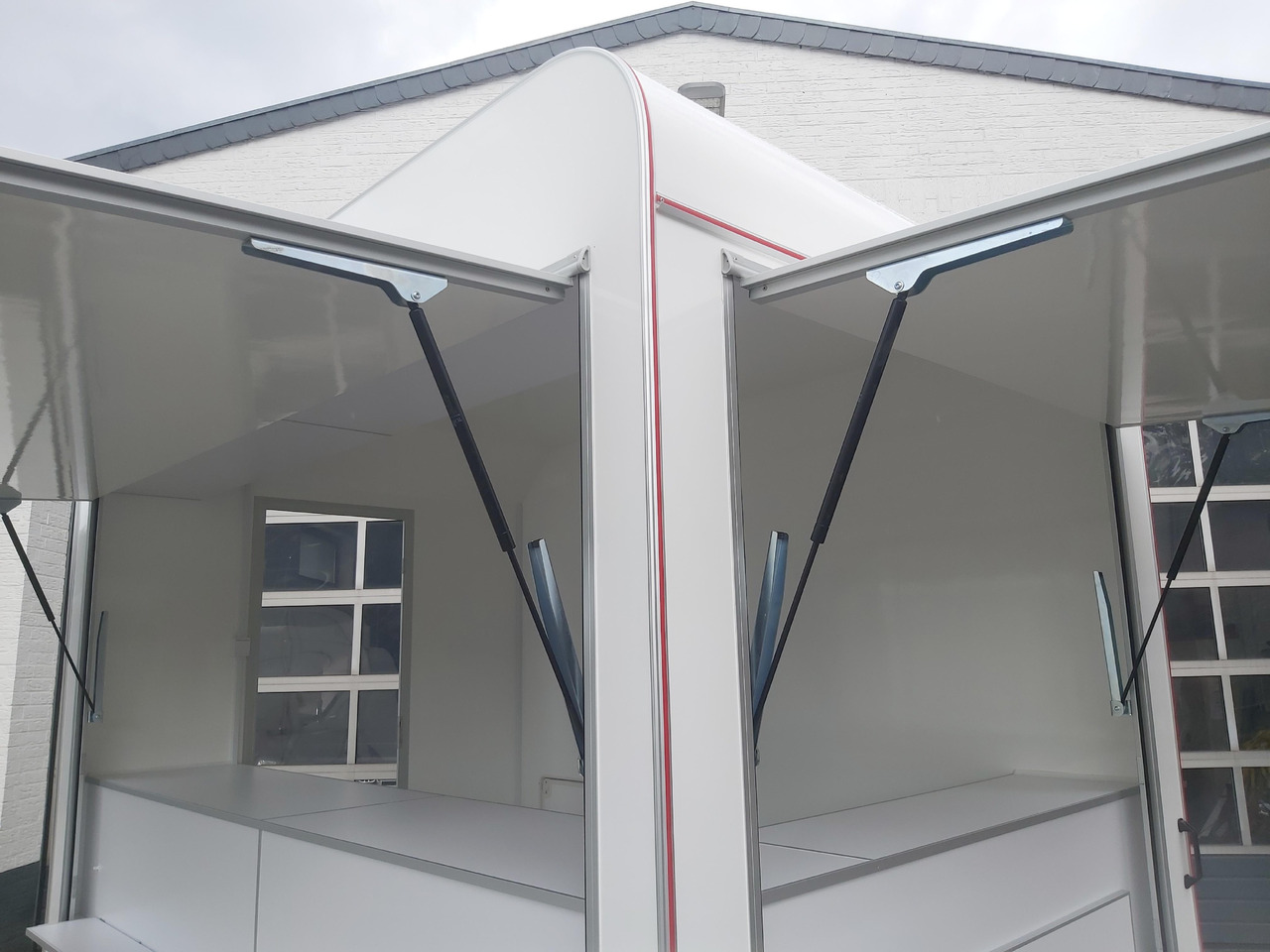 Verkaufsanhänger VK 302 200 aero retro 300cm 2 Verkaufsklappen Multi Theke 230V PVC Boden (M) 1300kg - Verkaufsanhänger: das Bild 2 Verkaufsanhänger VK 302 200 aero retro 300cm 2 Verkaufsklappen Multi Theke 230V PVC Boden (M) 1300kg - Verkaufsanhänger: das Bild 2